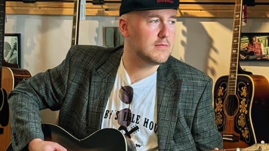 Cal Ruddy live on lounges tv