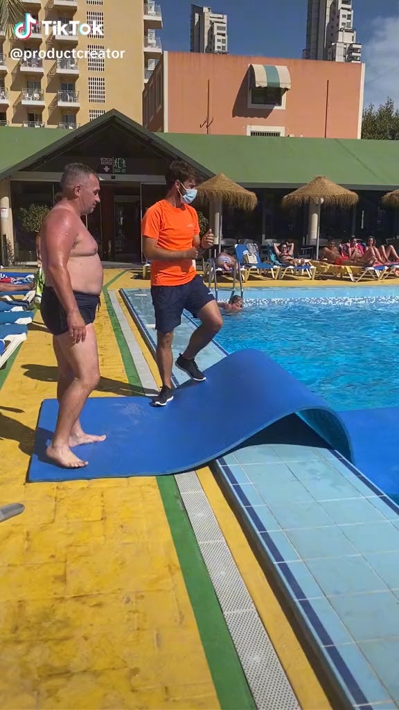 Dad turns a beach holiday vacation into a comedy show