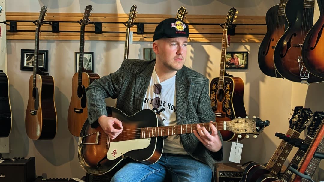 Cal Ruddy Live on lounges tv