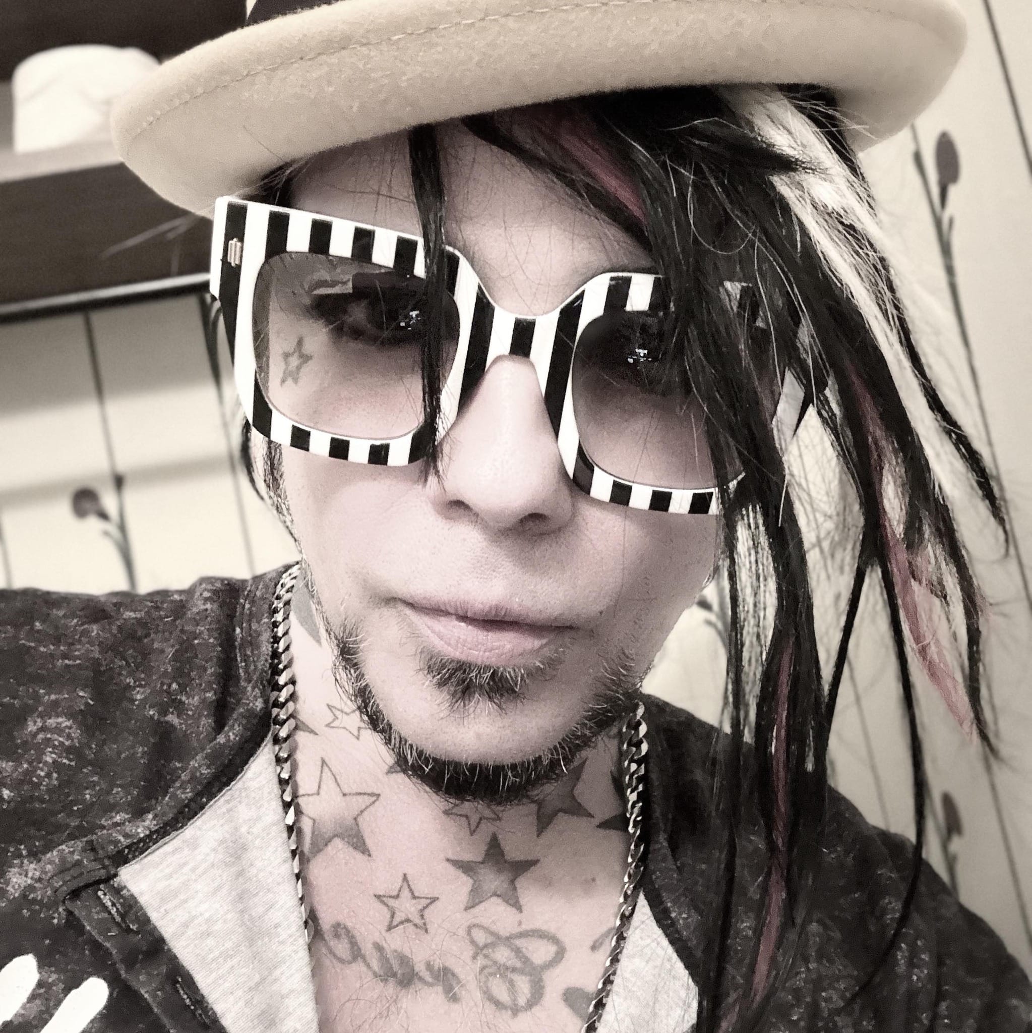 Lukas Rossi: The Rock Star Returns – Live & Unplugged Premiere - 6pm EST